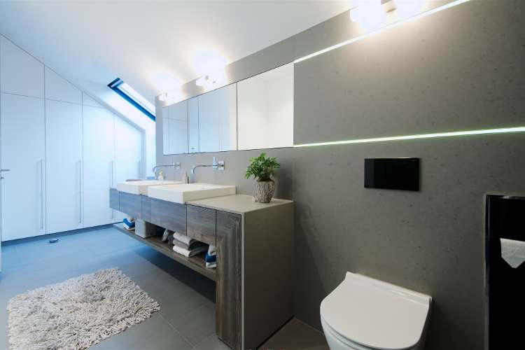 Badezimmer - weiß mit dunklem Steinboden