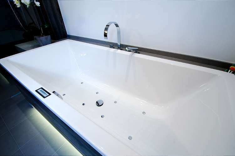 Badezimmer - weiß mit dunklem Steinboden