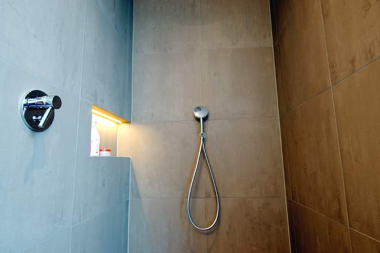 Badezimmer - weiss mit dunklem Steinboden